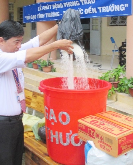 Hũ gạo tình thương nâng bước trò nghèo - 1