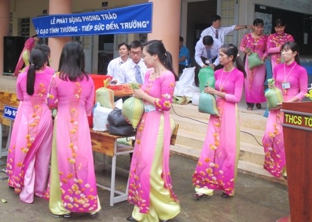 Cán bộ, thầy cô giáo nhiệt tình tham gia ủng hộ phong trào Hũ gạo tình thương nâng bước đến trường để giúp các em học sinh nghèo.
