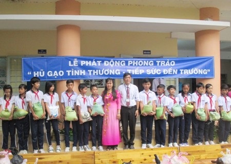 Nhiều em học sinh đã qua được cơn khốn khó từ Hũ gạo tình thương để tiếp tục đến trường.