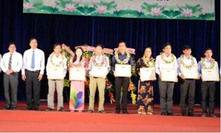 Cà Mau tuyên dương 64 nhà giáo tiêu biểu - 1 Tuyên dương thầy, cô giáo tiêu biểu năm 2016 (Ảnh: CTTĐT CM)