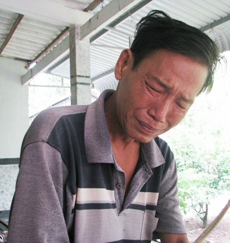 Anh Trương Văn Tuấn đang mắc bệnh ngặt nghèo. Anh cần phải thay khớp mới có thể kéo dài được sự sống. Nghĩ đến tương lai các con không biết sẽ ra sao nếu như anh không còn, anh Tuấn bật khóc nức nở.