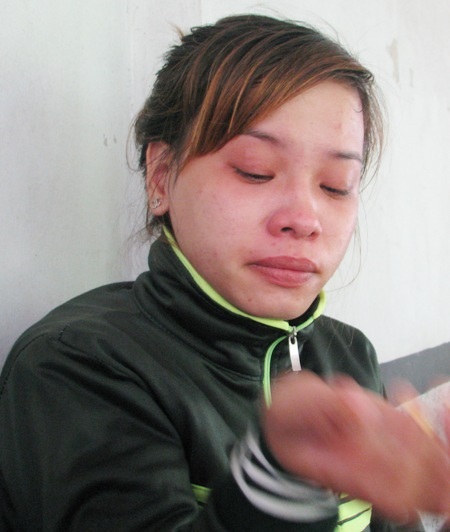 Mẹ mất, cha bệnh, bao gánh nặng gia đình đều đổ lên vai của em Trương Kim Thoa. Giờ đây, em đang lâm vào cảnh tuyệt vọng khi không thể kiếm ra tiền chữa bệnh cho cha, lo cho em đi học.