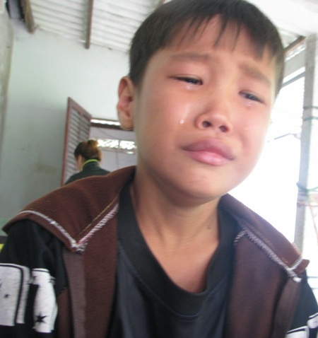 
Em Trương Minh Đại mếu máo khi biết tính mạng của cha đang rất nguy nan.
