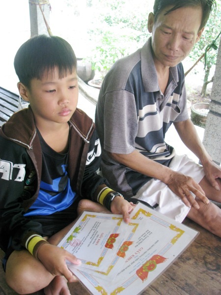 Nỗi lo lớn nhất của anh Tuấn là tương lai học tập mịt mờ của con trai khi tình cảnh gia đình đang lâm vào bế tắc.