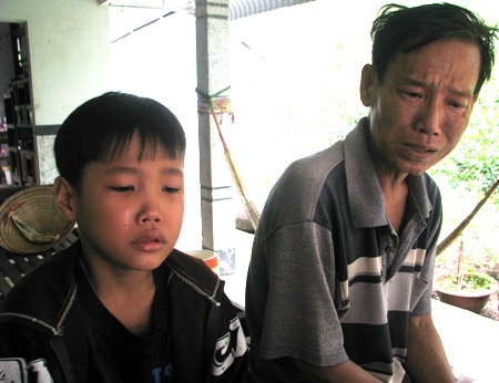 Hai cha con anh Tuấn nghẹn ngào mỗi khi nói đến khó khăn mà gia đình đang gặp phải.