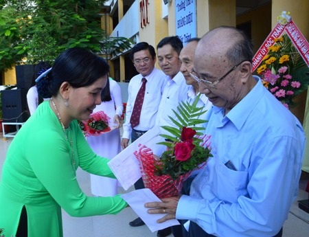 
Tri ân những thầy cô lớn tuổi trở về trường xưa.
