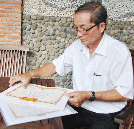 Ông Nguyễn Hồng Xuân không cam tâm, khi cả đời vì sự nghiệp giáo dục, nhưng đùng một cái bị giáng chức không lý do.