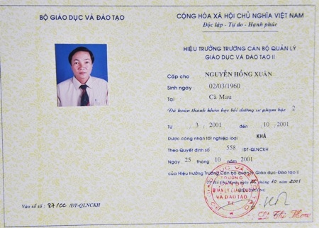 Trong khi Trưởng phòng Tổ chức cán bộ cho rằng ông Xuân không có bằng cấp sư phạm, thì ông Xuân đưa ra chứng cứ khẳng định mình có bằng sư phạm, thậm chí là quản lý giáo dục.
