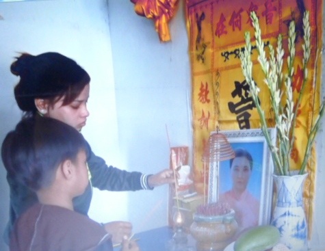 Hai chị em Trương Kim Thoa đang thắp nén nhang cho mẹ. Mẹ đã mất rồi, giờ hai chị em không muốn mất thêm cha.