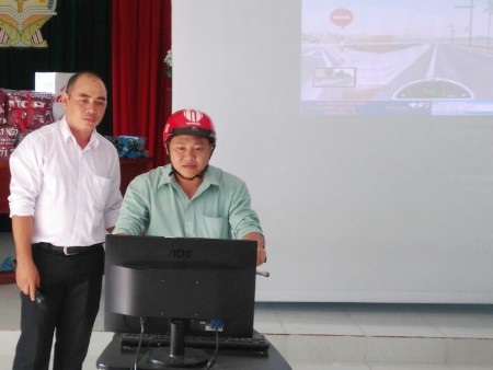 Gần 100 giáo viên học an toàn giao thông - 1 Giáo viên tham gia chạy thử xe mô hình.
