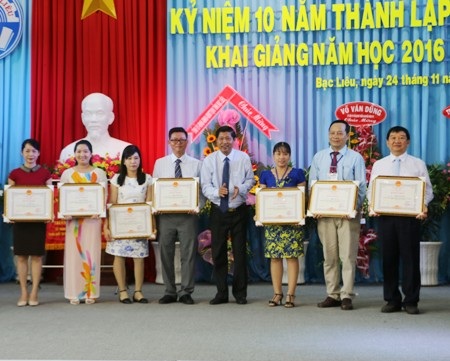 Trao bằng khen của UBND tỉnh Bạc Liêu cho các giáo viên dạy tốt trong ngày kỷ niệm 10 năm thành lập trường ĐH Bạc Liêu.