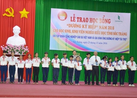 Trao học bổng “Dương Kỳ Hiệp” cho học sinh, sinh viên nghèo hiếu học - 1 Trao học bổng cho các học sinh nghèo hiếu học.