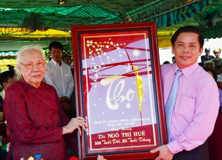 Bí thư Tỉnh ủy Sóc Trăng Nguyễn Văn Thể trao tặng chữ Thọ cho bà Ngô Thị Huệ.