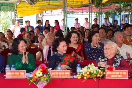 Chủ tịch Quốc hội Nguyễn Thị Kim Ngân trò chuyện cùng bà Ngô Thị Huệ.