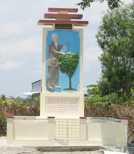 Bia tưởng niệm cây vú sữa miền Nam tại huyện Thới Bình.