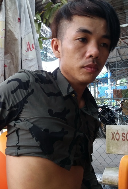 Làm rõ nghi vấn công an kéo lê thanh niên say rượu ngoài đường - 2
Anh Phạm Văn Trường cho rằng mình bị công an kéo lê khiến người xây xát, quần áo rách bươm.