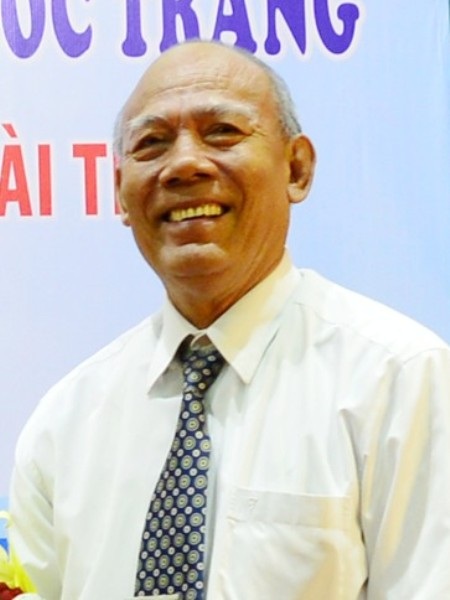 Nhà giáo nhân dân Lâm Es, hiện nay là Chủ tịch Hội Khuyến học tỉnh Sóc Trăng.