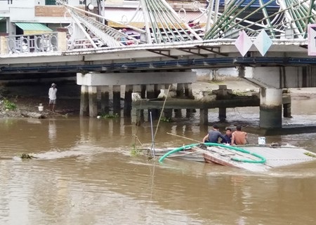 Loay hoay tìm phương án trục vớt xà lan bị chìm đã 1 tháng - 1
Xà lan bị chìm trên sông Maspero vào ngày 4/11 hiện vẫn còn nằm dưới sông.
