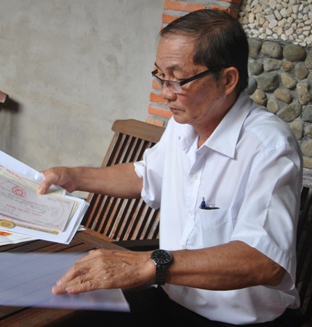 
Ông Nguyễn Hồng Xuân không cam tâm khi bất ngờ bị giáng chức không lý do, bởi cả đời cống hiến vì sự nghiệp giáo dục.
