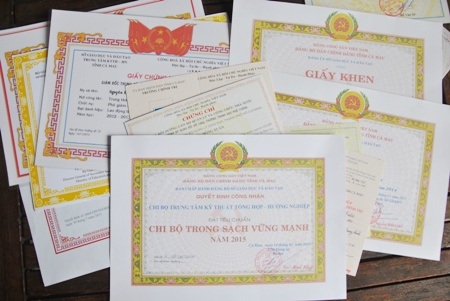 Trong khi ông Trưởng phòng Tổ chức cán bộ khẳng định ông Xuân không có bằng sư phạm, thì ông Xuân đưa ra chứng cứ trình độ học vấn với nhiều chứng chỉ, văn bằng về quản lý giáo dục.