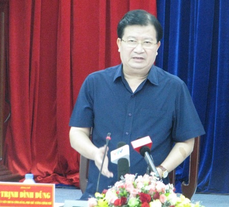 Phó Thủ tướng Trịnh Đình Dũng chỉ đạo trong buổi làm việc với một số tỉnh ĐBSCL tại Bạc Liêu về tình hình nuôi tôm nước lợ.