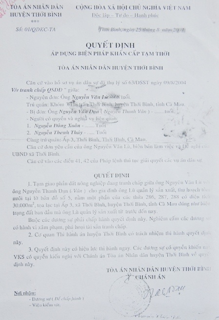 Điều lạ là đất đang tranh chấp nhưng TAND huyện Thới Bình lại ra quyết định tạm thời giao đất cho nguyên đơn.