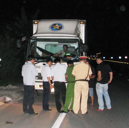 Đoàn thanh tra khá mỏng khi chỉ 4-5 người, đang tiến hành kiểm tra một xe tải nghi chở tôm lậu trong một đêm đầu tháng 12.