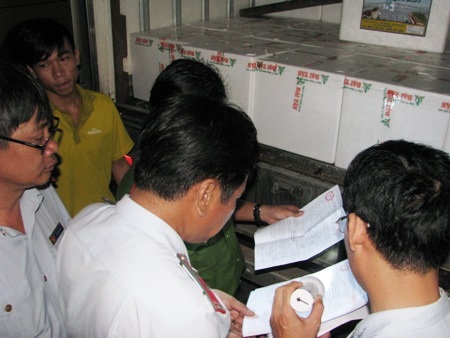 Trắng đêm “đánh” tôm giống “lậu”: “Thi gan” với thanh tra! - 4