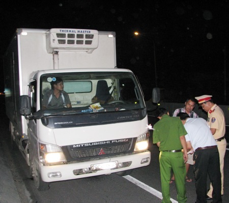 Chiếc xe tải 79C-038.93 sau một thời gian cù cưa đã phải chịu khuất phục trước lực lượng thanh tra. Qua kiểm tra, xe này chở đến 1,6 triệu con tôm giống không rõ có giấy tờ.