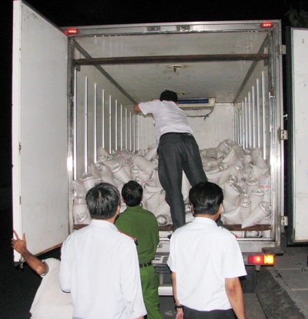 Một chiếc xe tải mang biển số 79C-032.84 bị phát hiện chở 1,6 triệu con tôm giống không giấy tờ kiểm dịch.