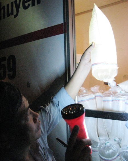 Việc kiểm tra các xe tải chở tôm giống lậu không phải dễ dàng, khi vào ban đêm thì chỉ có thể kiểm tra qua ánh sáng le lói của đèn pin, nên phải bằng con mắt nghề thì lực lượng thanh tra mới biết rõ nguồn gốc của mặt hàng này.