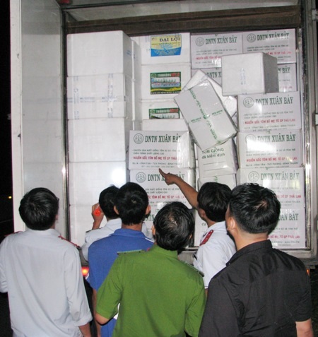 Xe tải 79C-048.96 bị phát hiện có 110.000 con tôm giống không đầy đủ giấy tờ.