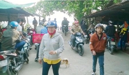 Sóc Trăng: Cơ quan chức năng ỡm ờ, hậu quả dân lãnh đủ! - 1 Bến phà không phép của ông Ngô Văn Chót vẫn ngang nhiên hoạt động trước sự bất lực của cơ quan chức năng.
