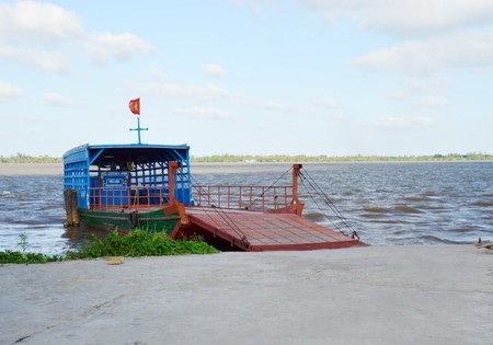 Người dân Cù Lao Dung rất cần, nhưng phà bỏ không vì không được cấp phép.