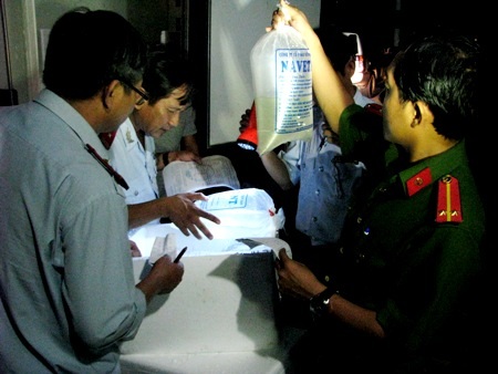 Một xe tải khác là 85C-030.83 cũng trốn đến điểm cuối cùng để xuống hàng. Tuy nhiên, qua kiểm tra, xe này đầy đủ giấy tờ nên được đoàn thanh tra cho qua.