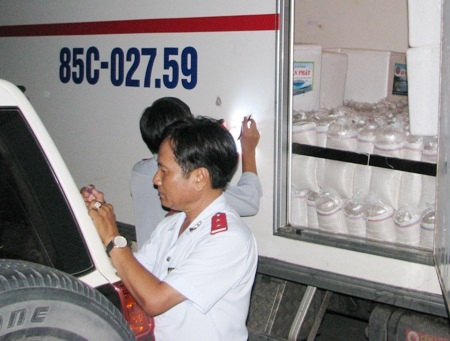 Trưởng đoàn Hà Văn Buôl đang ghi lại kết quả kiểm tra tại chỗ cho thấy xe tải này chở đến 800.000 con tôm giống lậu.
