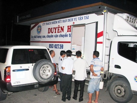 Xe tải 85C-027.59 bị bắt tại trận trốn sang tuyến đường Nam Sông Hậu để xuống hàng tôm giống.