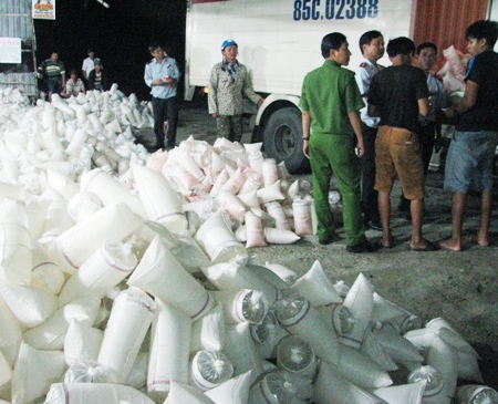 Xe tải 85C-023.88 đã trốn xuống tận điểm cuối cùng ở thị xã Giá Rai để xuống hàng, nhưng vẫn không thoát đoàn thanh tra.