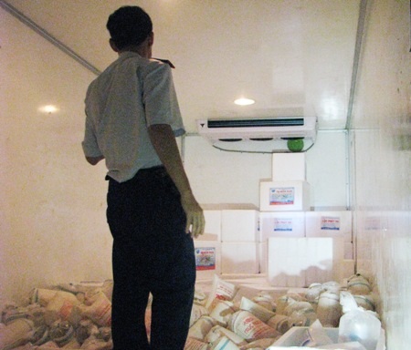 Xe 85C-027.77 cũng tưởng đã thoát được khi đã đến gần điểm cuối, nhưng bất ngờ bị đoàn thanh tra bắt lại, với trên 150.000 con tôm giống lậu.