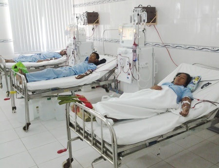 Cà Mau: Nhiều tồn tại cần chấn chỉnh trong lĩnh vực y tế - 1 Bệnh nhân đang chạy thận tại một bệnh viện. (Ảnh minh họa)