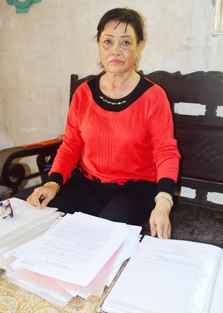 Bà Trương Thị Bông hơn 10 năm qua vẫn chưa nhận được tiền từ cơ quan thi hành án theo bản án tòa tuyên.