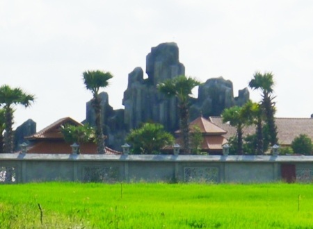 Công trình có ngọn núi nhân tạo mục lên giữa đồng ở huyện Vĩnh Lợi (tỉnh Bạc Liêu) gây xôn xao dư luận thời gian qua.