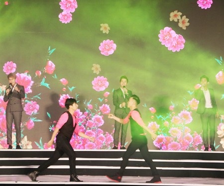 Sau chuyện nợ nần, Đàm Vĩnh Hưng hát “sung” ở Bạc Liêu - 8