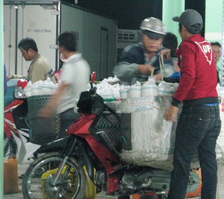 Tôm giống tại các chợ mua bán được chở đi tiêu thụ trong dân.