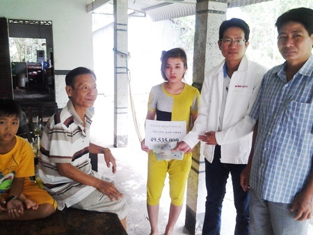 Hơn 49 triệu đồng đến với gia đình em Trương Kim Thoa - 2 PV Dân trí cùng Phó Chủ tịch UBND xã Hưng Vĩnh Hưng A trao tiền bạn đọc đến gia đình em Trương Kim Thoa.