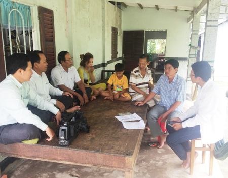 Hơn 49 triệu đồng đến với gia đình em Trương Kim Thoa - 1 PV Dân trí cùng lãnh đạo chính quyền địa phương xã Vĩnh Hưng A thăm hỏi gia đình em Trương Kim Thoa tại buổi trao tiền bạn đọc.