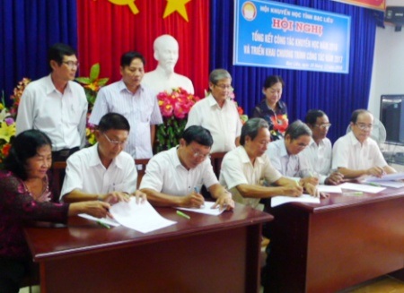Các cấp Hội tỉnh Bạc Liêu cùng ký kết phong trào thu đua khuyến học trong năm 2017.