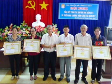 Nhiều tập thể của các cấp Hội Khuyến học tỉnh Bạc Liêu nhận bằng khen của Trung ương Hội Khuyến học Việt Nam trong năm 2016.