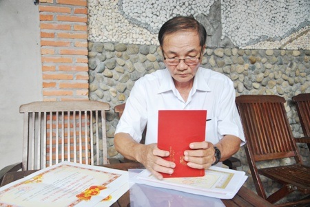 Ông Nguyễn Hồng Xuân không cam tâm khi bản thân luôn hoàn thành tốt nhiệm vụ nhưng bất ngờ bị giáng chức một cách bất thường.