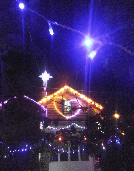 Một nhà dân công giáo ở vùng sâu thị xã Giá Rai, tỉnh Bạc Liêu trang trí rất ấn tượng để đón giáng sinh.